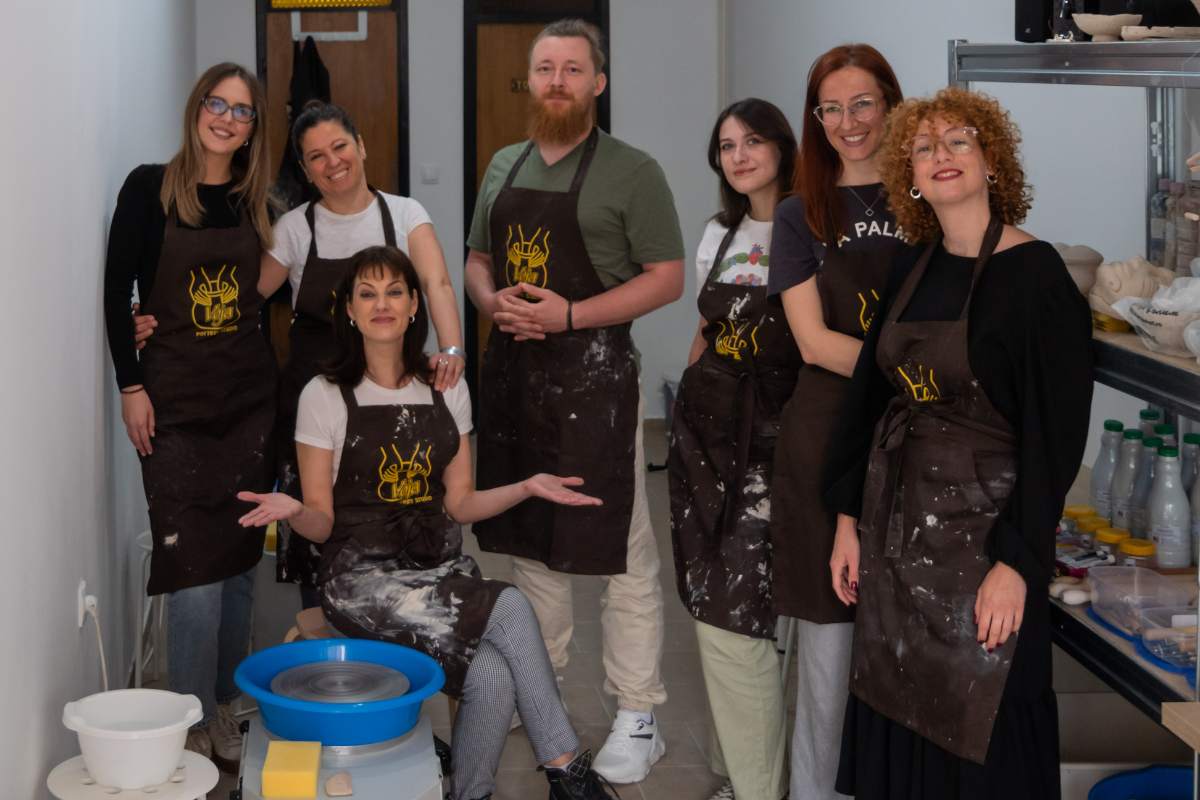 Za firme i kolektive nudimo posebne team building radionice koje kombinuju kreativnost, relaksaciju, zajedničko planiranje i realizaciju. Idealna prilika da se tim poveže na drugačiji način, u prijatnom I nesvakidašnjem ambijentu, kroz igru, druženje i rad sa glinom. Uz konsultacije sa vašim HR predstavnikom otvoreni samo za prilagođavanje samog programa radionice konkretnim ciljevima vašeg tima. Sve što napravite nosite sa sobom kao uspomenu.